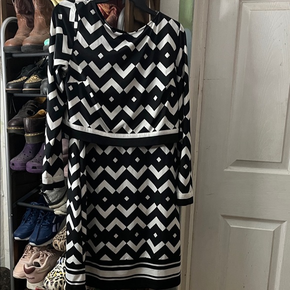 Chic Black and White Geometric Dress - Picture 1 of 4